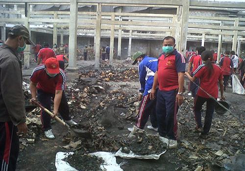 Staf Kec. Susut Kerja Bakti di Pasar Kidul